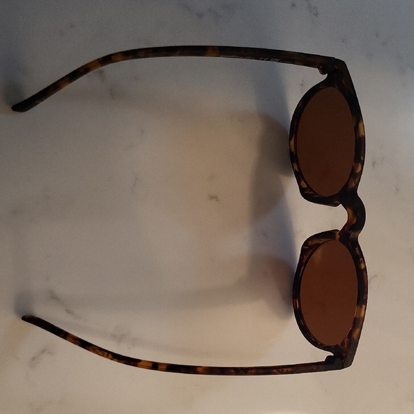Goodr-Tortoise Shell Sunglasses - Picture 4 of 7